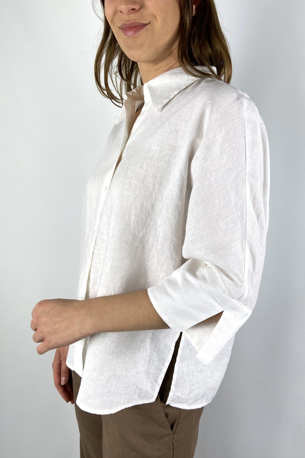 15501 1030 FFC dames blouse 100% linnen wit luchtige zomerstijl met splitje aan de manchet