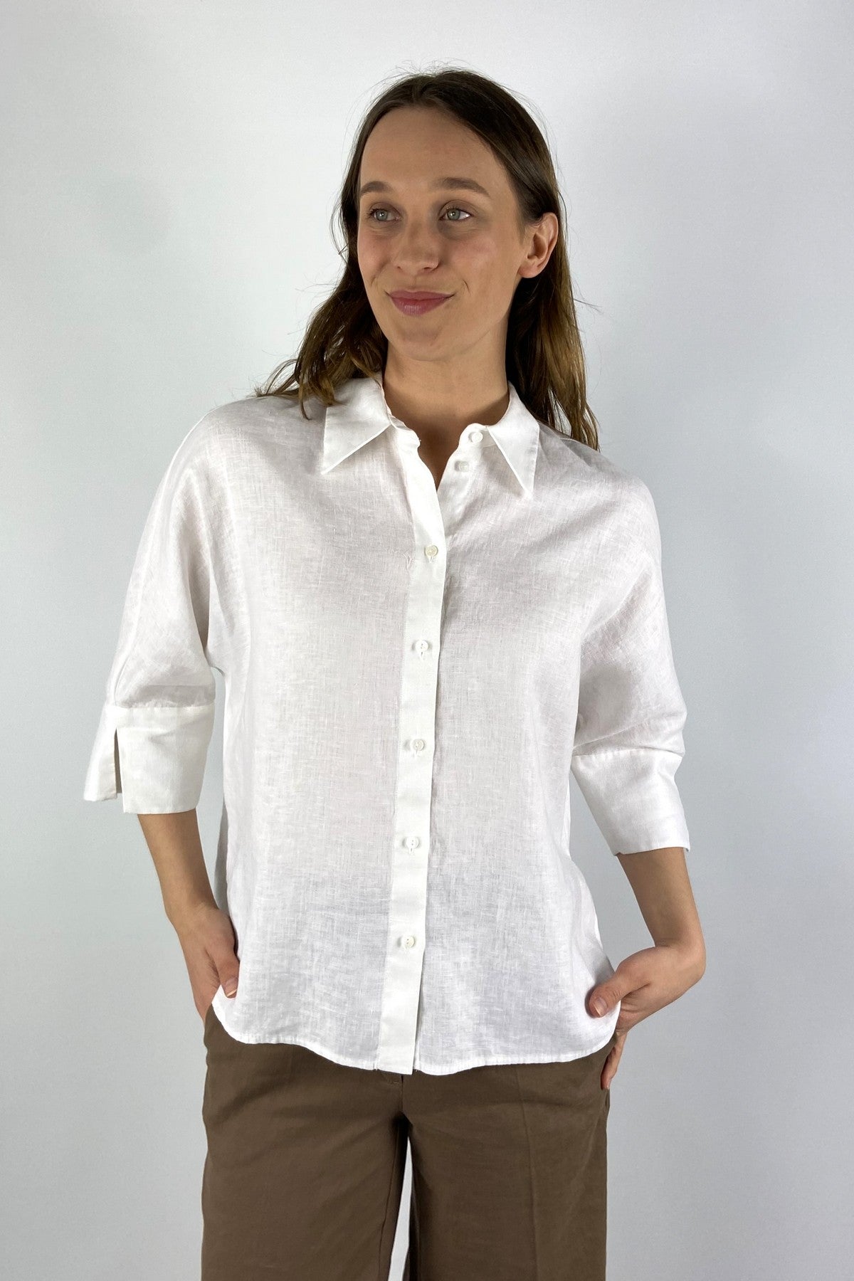 15501 1030 FFC witte linnen bloes met hemdkraag en driekwart mouwen vooraanzicht