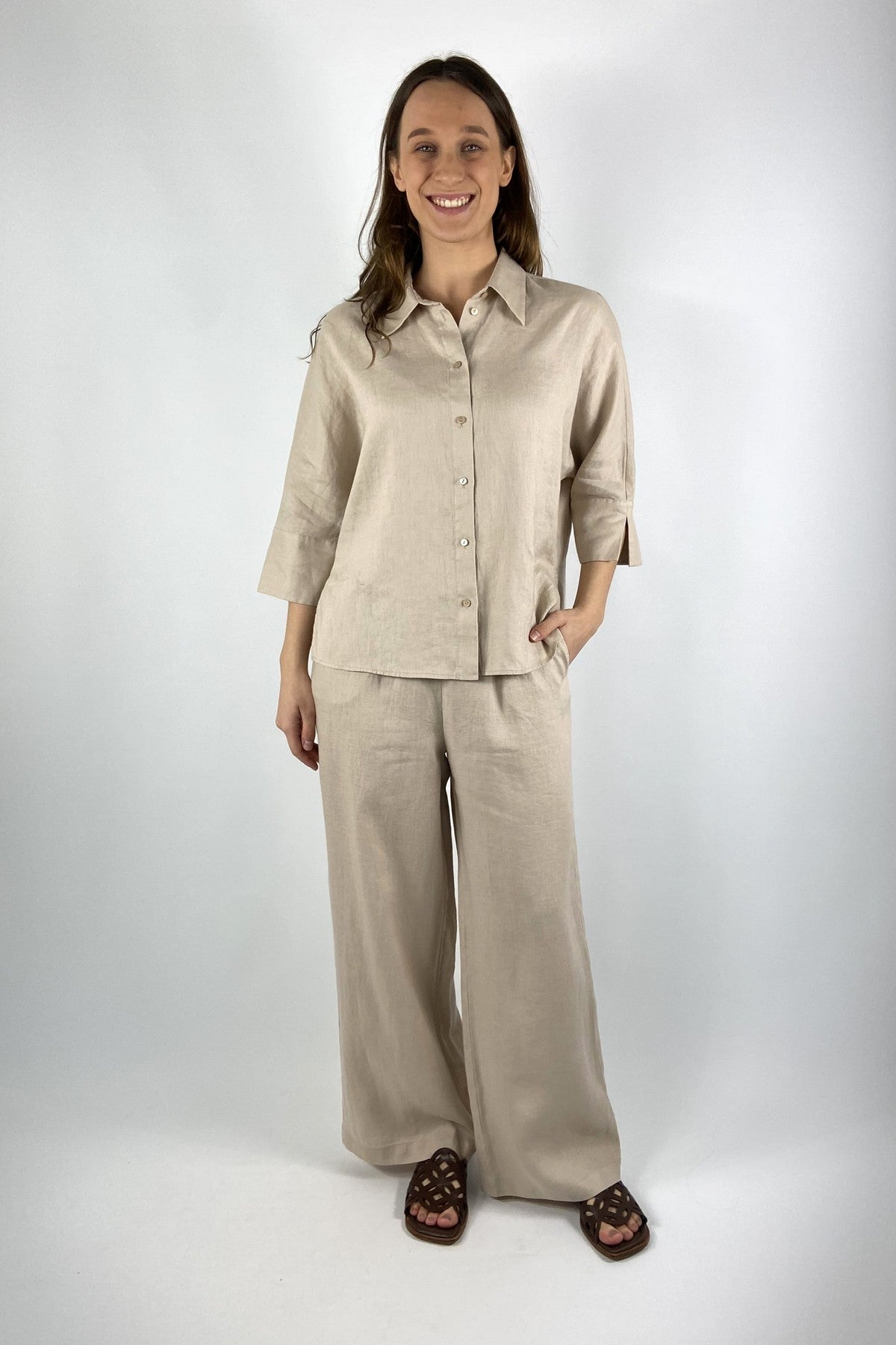 15501-1080 FFC linnen bloes in de kleur sand met 3/4-mouwen en hemdkraag.