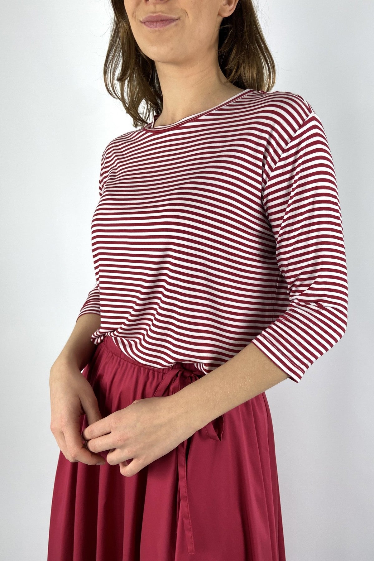 15508 Detail van FFC gestreept marine-look shirt in granaatrood wit.