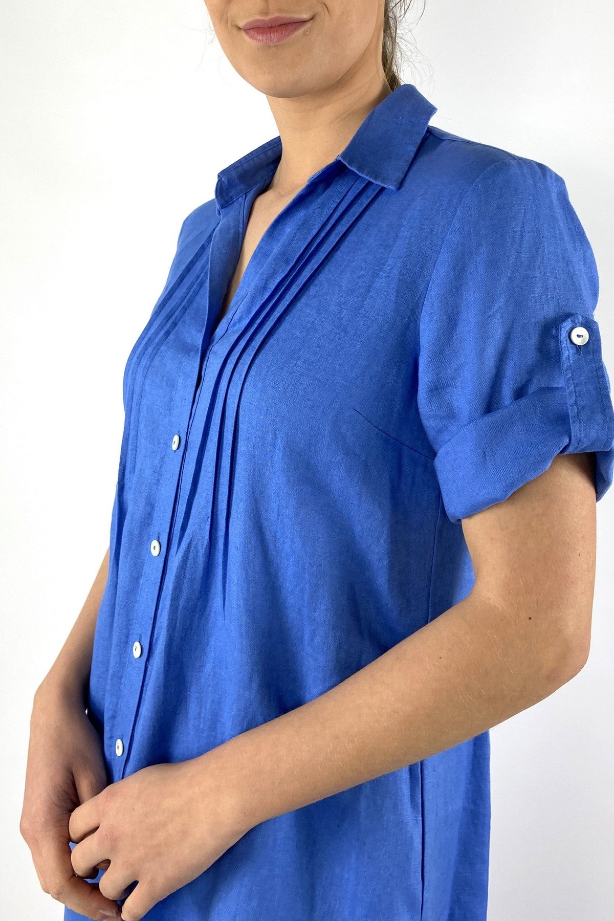 22183-238: Detail van de subtiele plooitjes en de opgerolde mouwen met knoopsluiting van de La Camicia jurk.