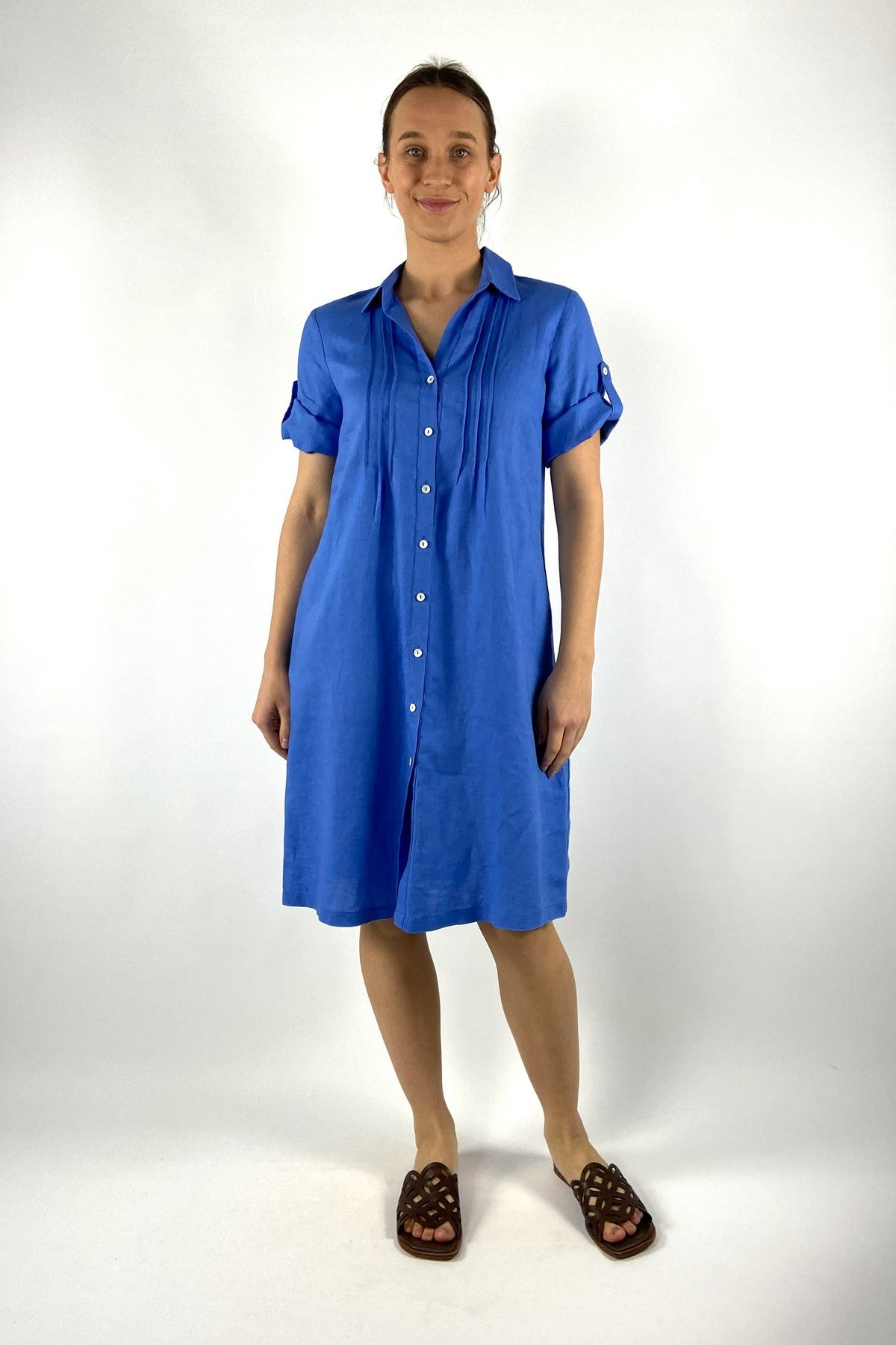 22183-238: Blauwe linnen hemdjurk van La Camicia met witte contrastknopen en een klassieke kraag.