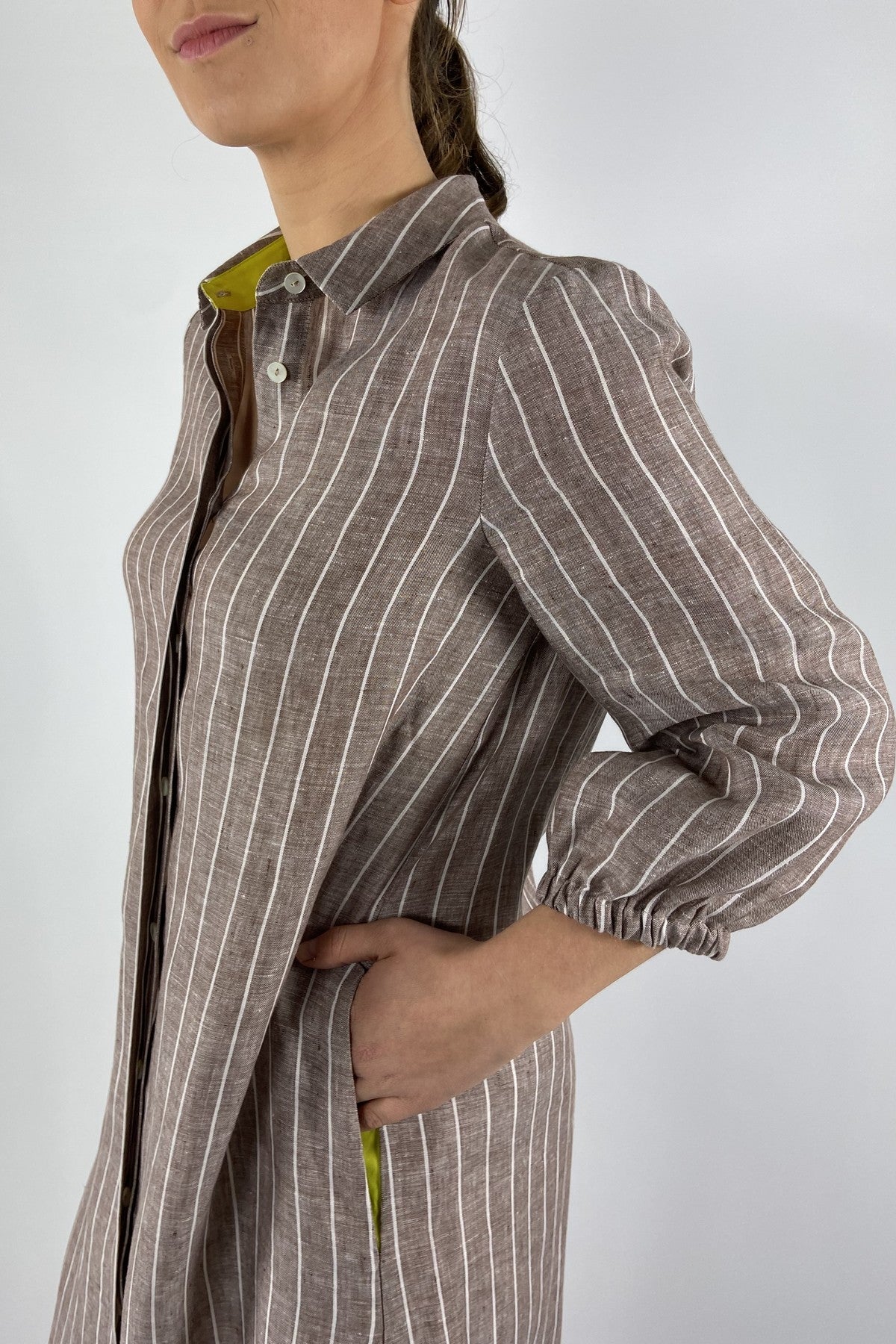 22177-324: Detail van de fluo accenten bij de kraag en de elastische mouwafwerking van de La Camicia jurk in Chocolate.