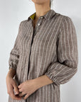 La Camicia – Gestreiftes Leinenhemdkleid mit fluoreszierenden Details – Schokoladenbraun – 22177 | 324