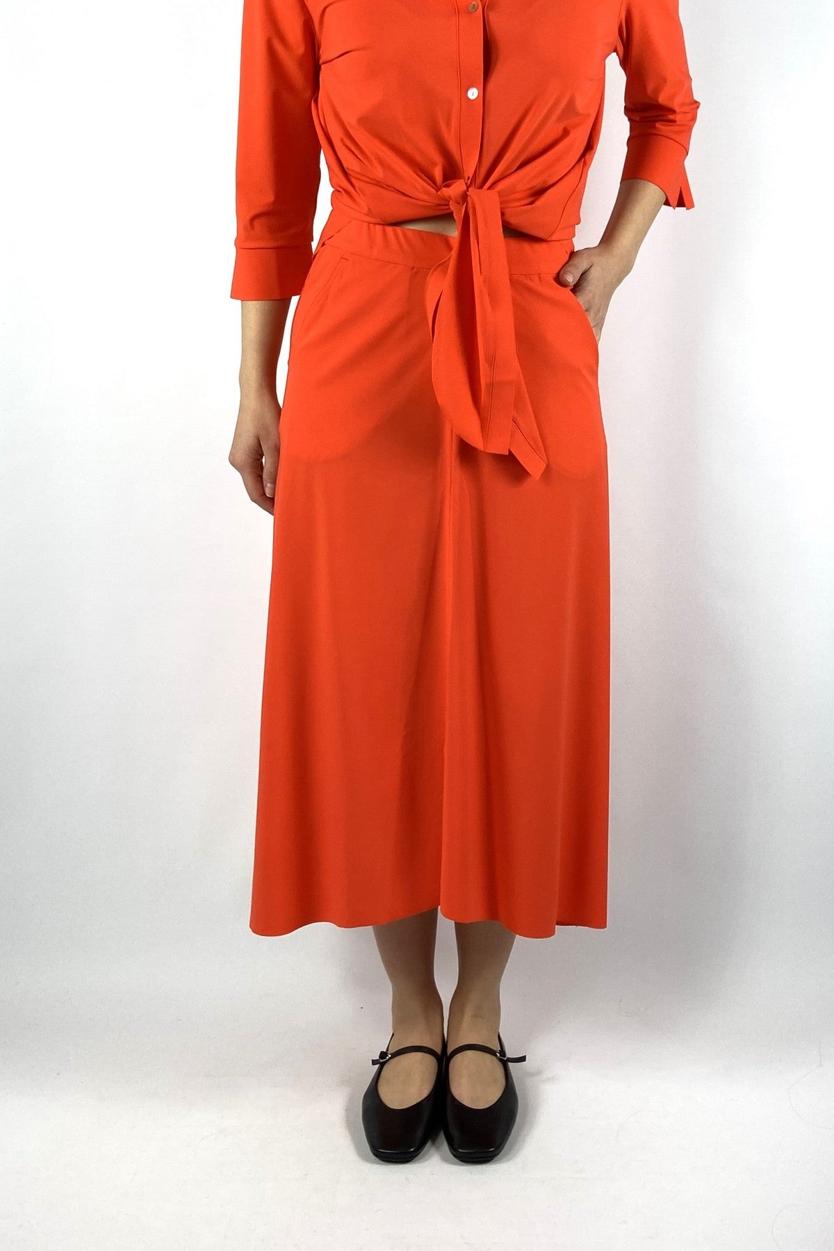 232M Nineto9 wijde soepele rok in Aperol oranje van kreukvrije travel-kwaliteit.