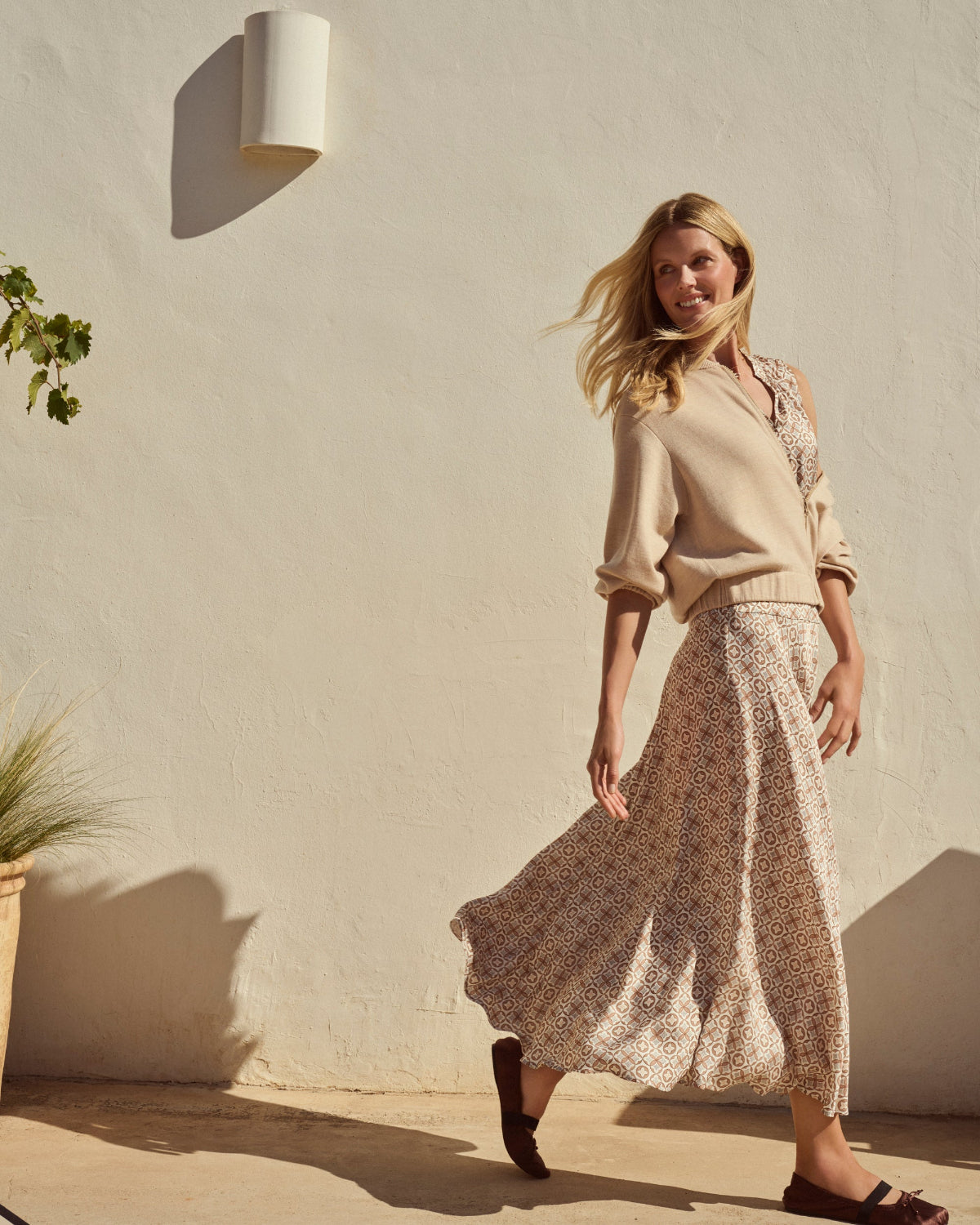 Truitje in fijne cashmere en lang rok met print uit de damescollectie van Hemisphere.