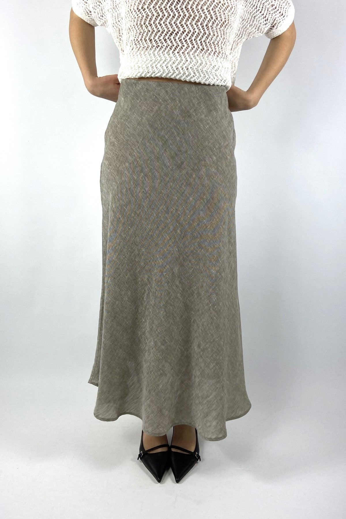 26101RANNI-5: Detail van de linnen plooirok van Hemisphere in de kleur taupe.