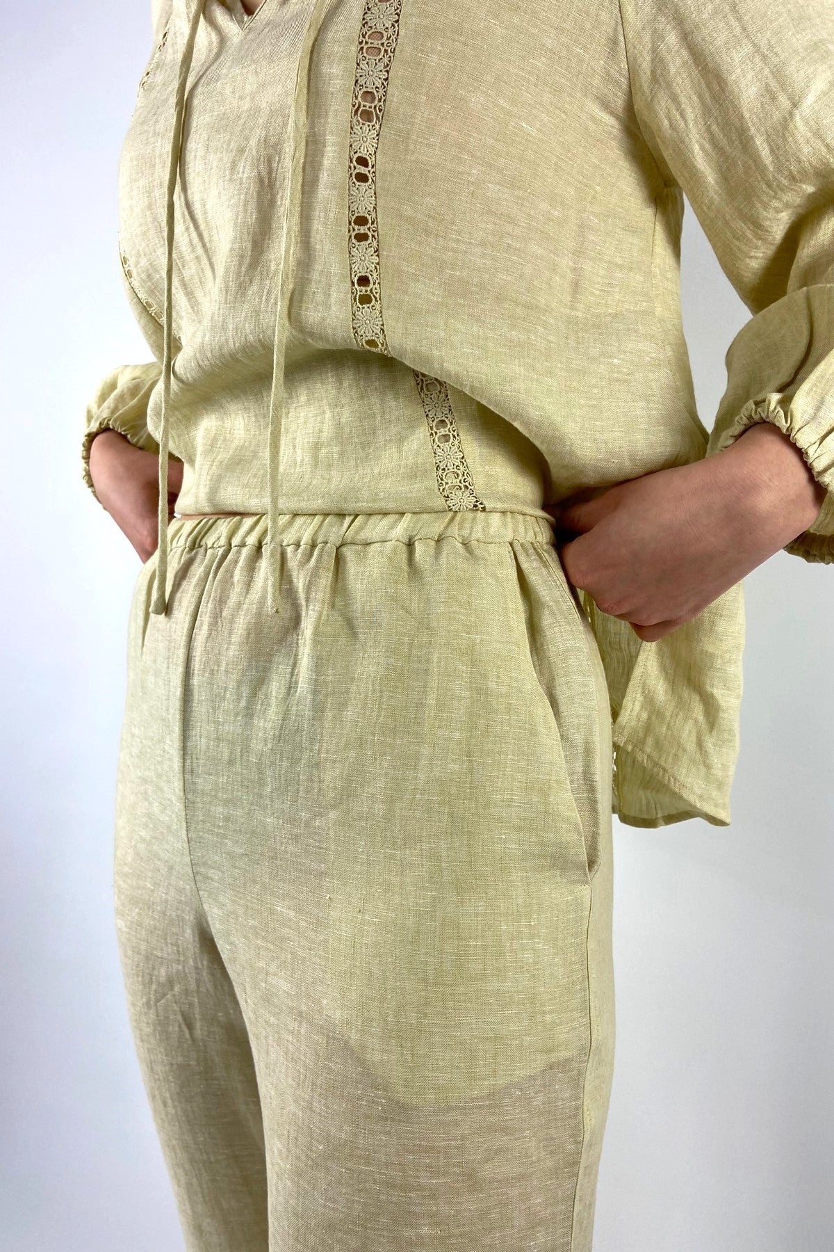 26101RANDY-5: Detail van de elastische tailleband en de linnen structuur van de gele Hemisphere broek.