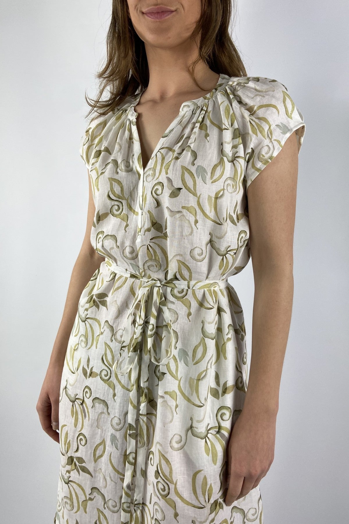 Detail van de off-white en groene print en de strikceintuur van de Hemisphere linnen jurk.