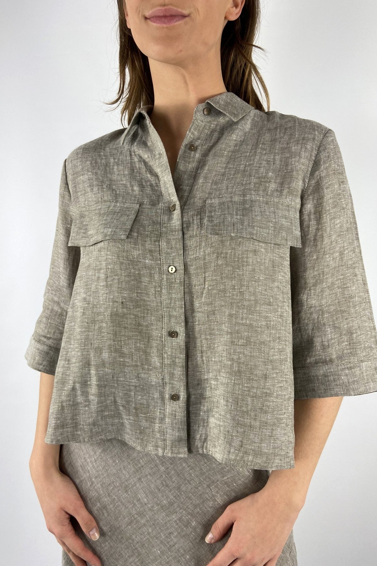 26101RINDA-5: Detail van de natuurlijke linnenstructuur en de overgesneden schouders van de Hemisphere blouse.