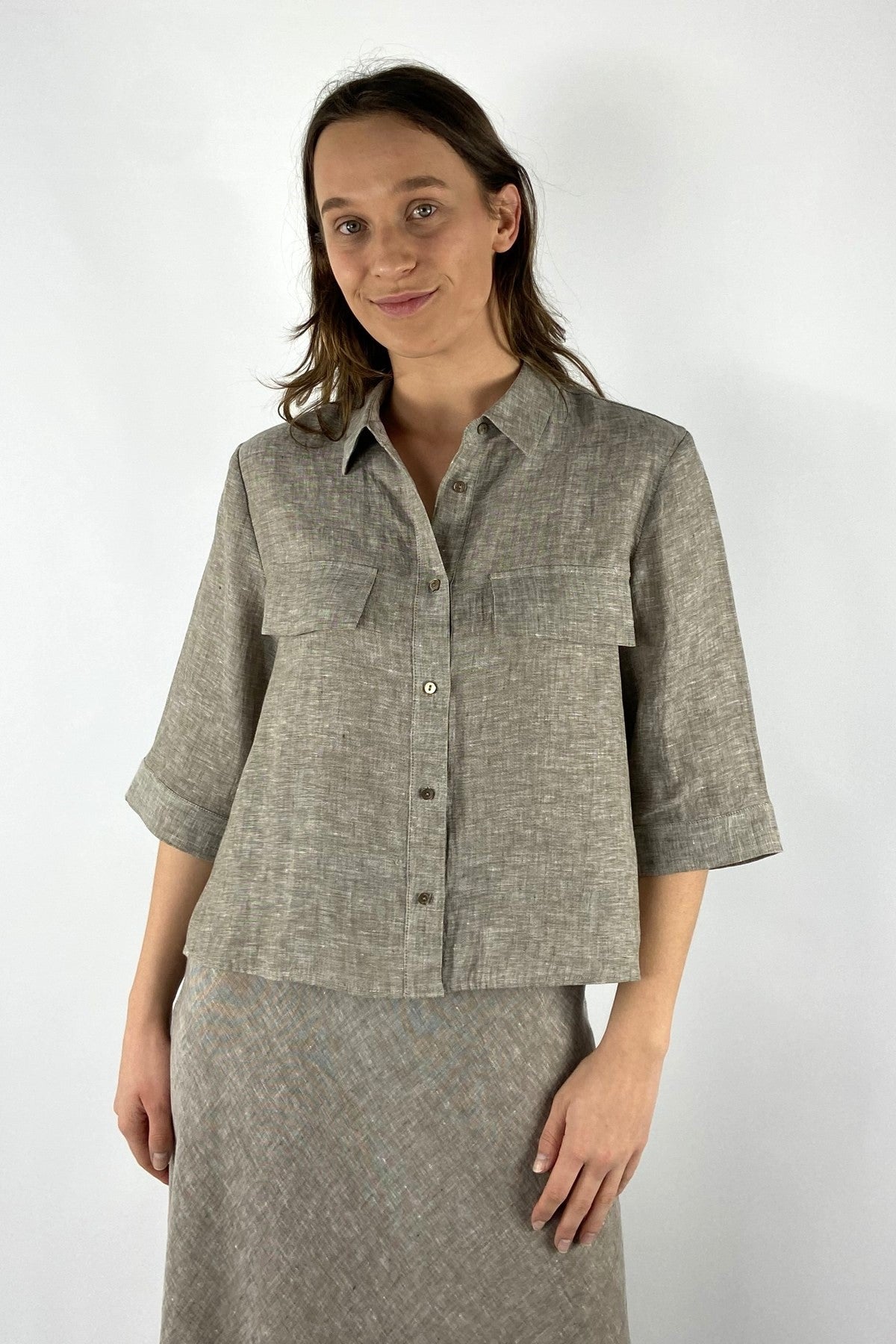 26101RINDA-5: Hemisphere linnen blouse Rinda in taupe met parelmoeren knopen bij Nuance Boutique.