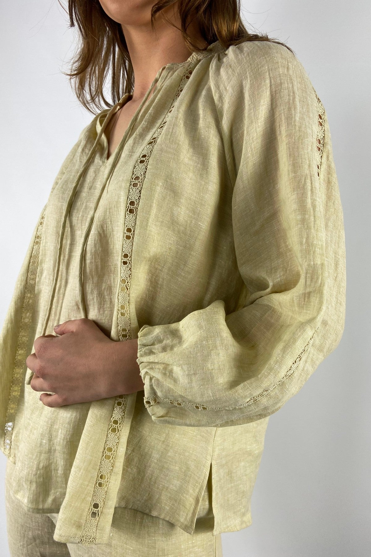 26101ROXI-5: Detail van het opengewerkte lochmuster en de linnen structuur van de gele Hemisphere blouse.