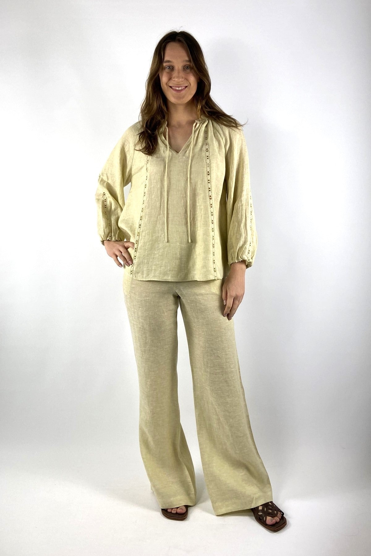 26101ROXI-5: Hemisphere linnen blouse Roxi in summer yellow met tunika-halslijn bij Nuance Boutique.