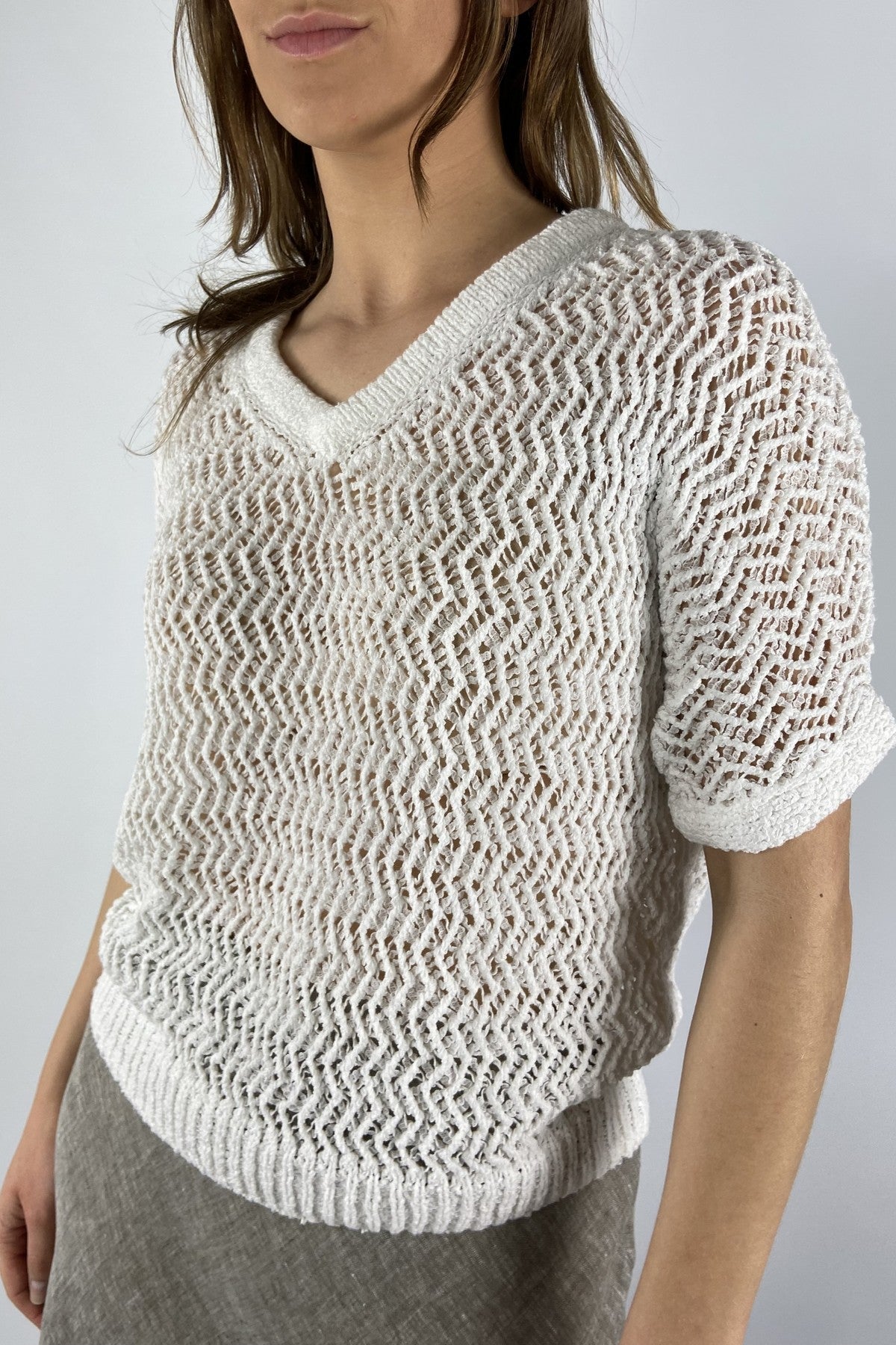 2613700-17: Detail van de overgesneden schouders en het semi-transparante breisel van de witte Hemisphere trui.