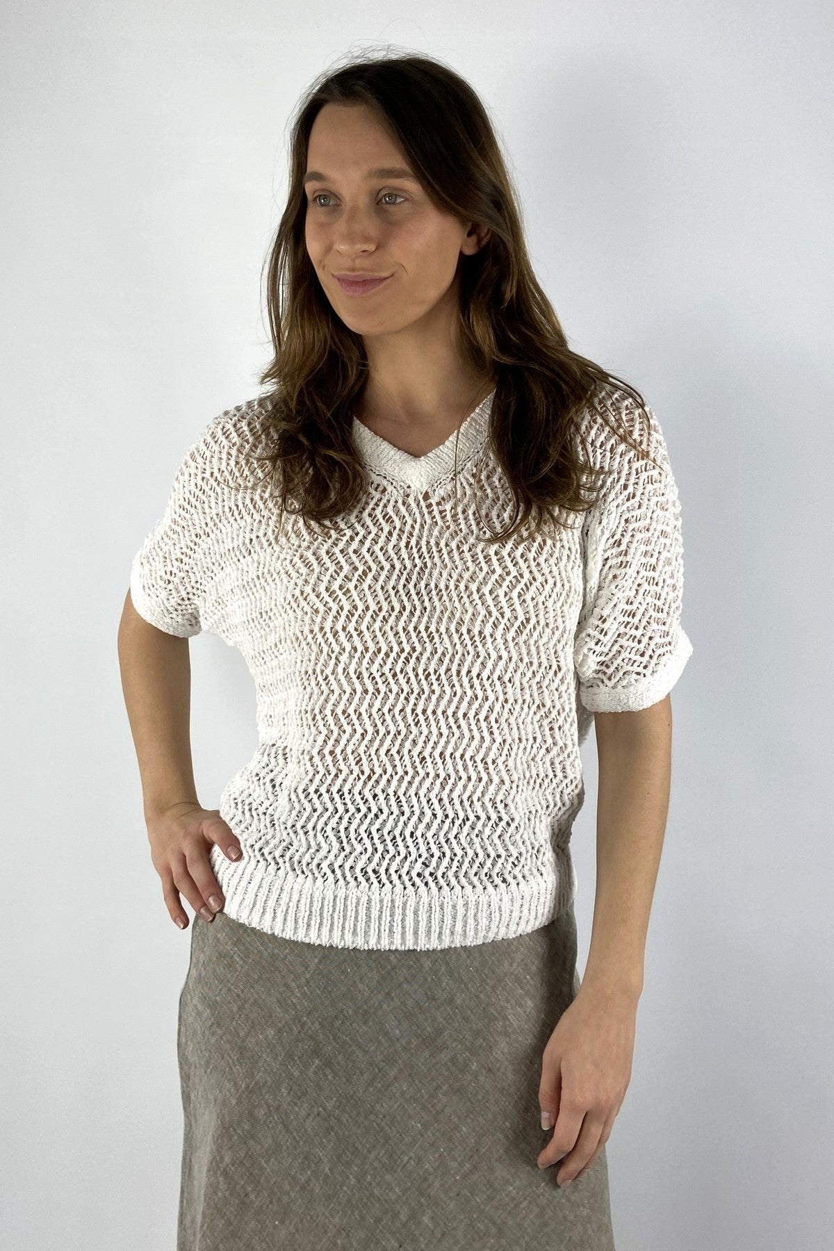 2613700-17: Witte trui van Hemisphere met halflange mouwen en gatenpatroon bij Nuance Boutique.