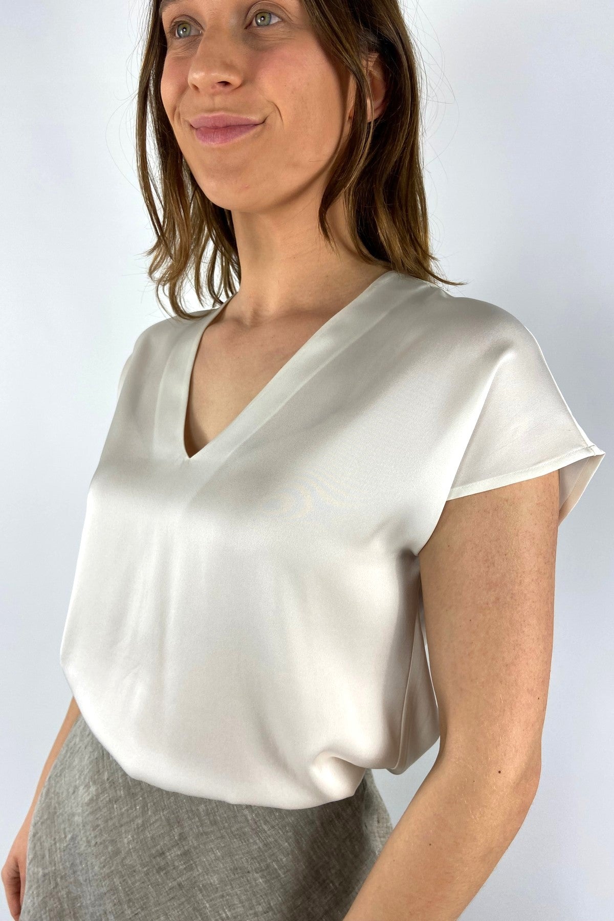 2616HERDIS-5: Detail van de luxueuze stretch-zijde en de minimalistische snit van de Hemisphere blouse.