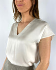 2616HERDIS-5: Detail van de luxueuze stretch-zijde en de minimalistische snit van de Hemisphere blouse.