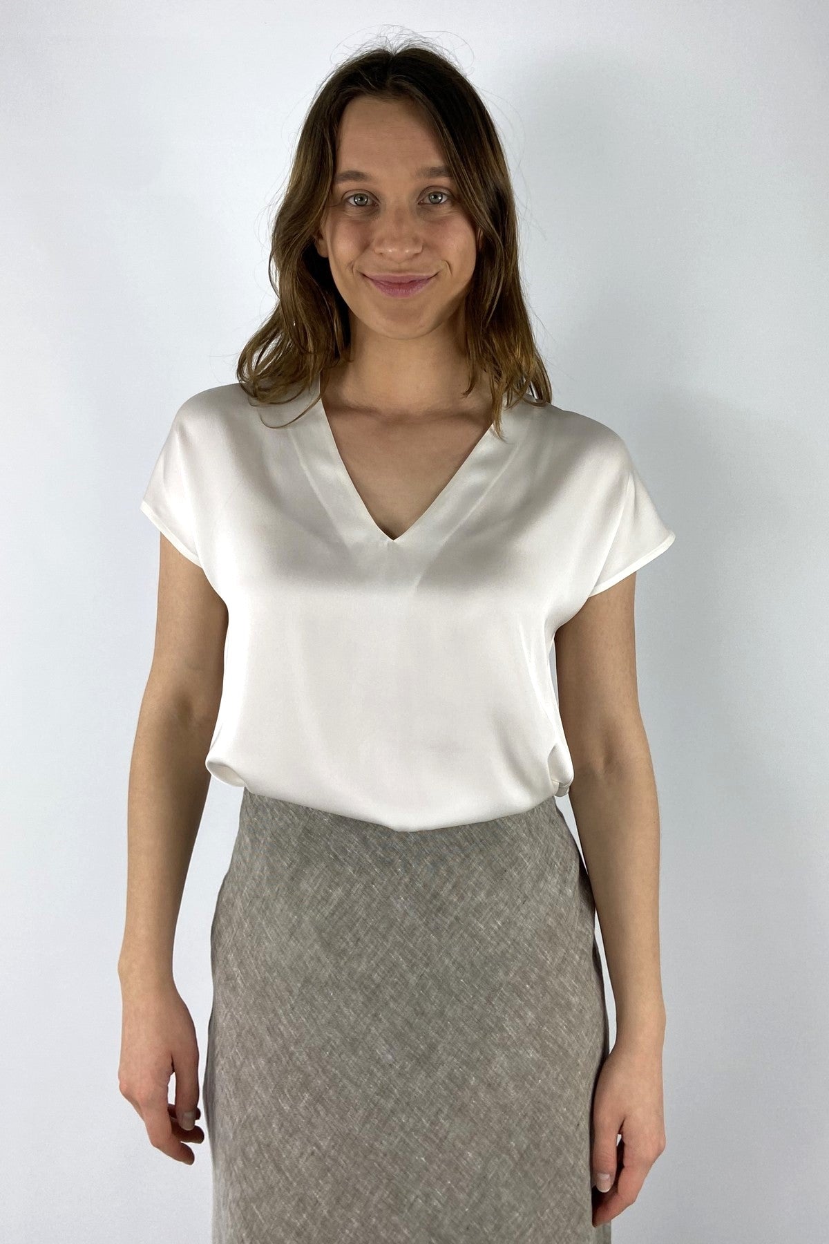 2616HERDIS-5: Hemisphere zijden blouse Herdis in off-white met korte aangeknipte mouwen bij Nuance Boutique.