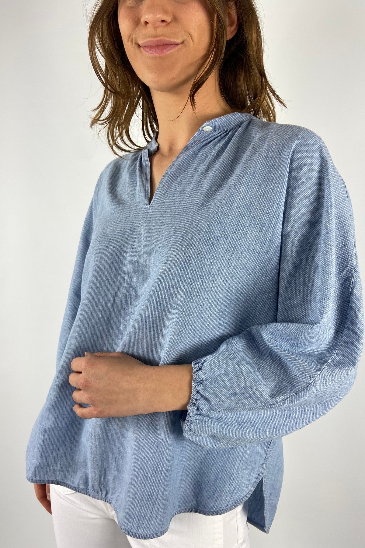 261ALESA-32L: Detail van het tuniekmodel met opstaand kraagje en denimblauwe linnenstructuur van Hemisphere.