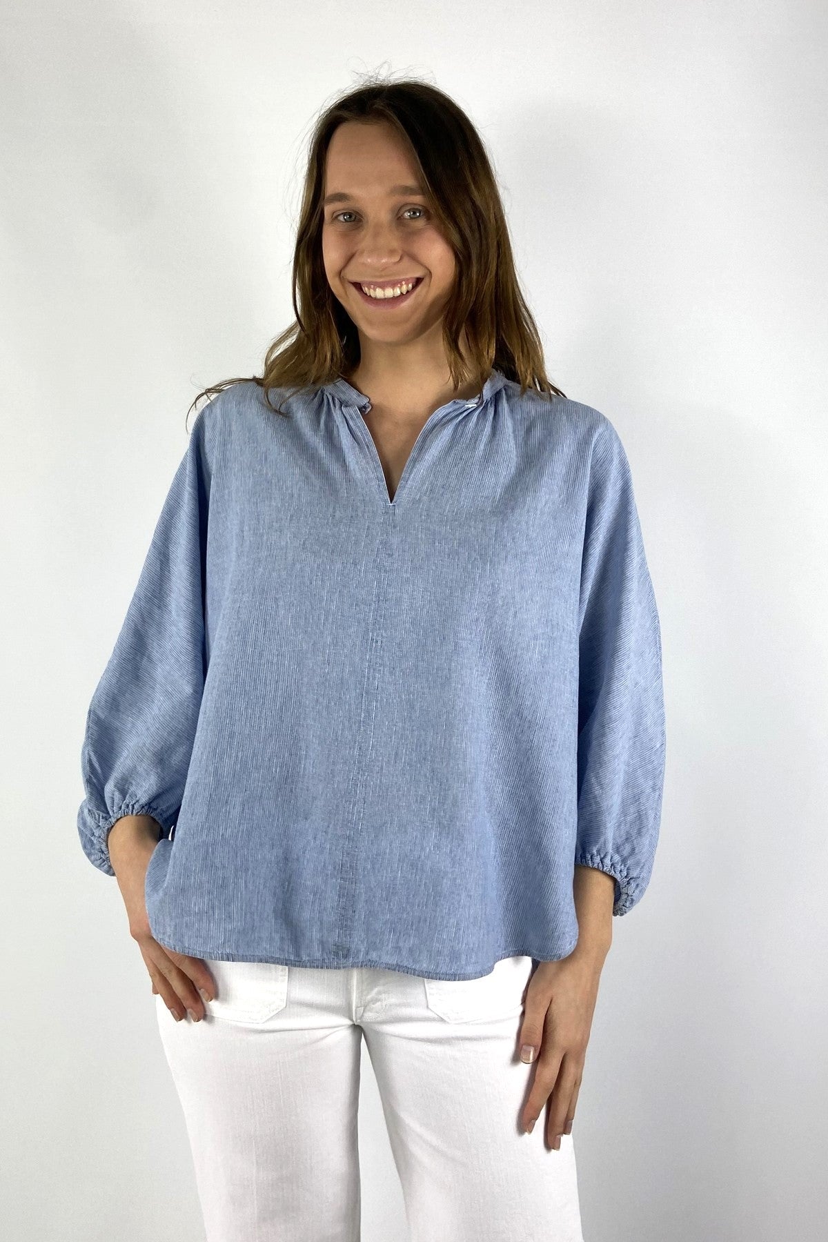 261ALESA-32L: Blauwe Hemisphere blouse Alesa in katoen-linnen met fijn wit streepje bij Nuance Boutique.