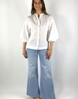 261AMAL-32 Hemisphere witte poplin blouse met verkorte ballonmouwen en een smalle opstaande kraag.