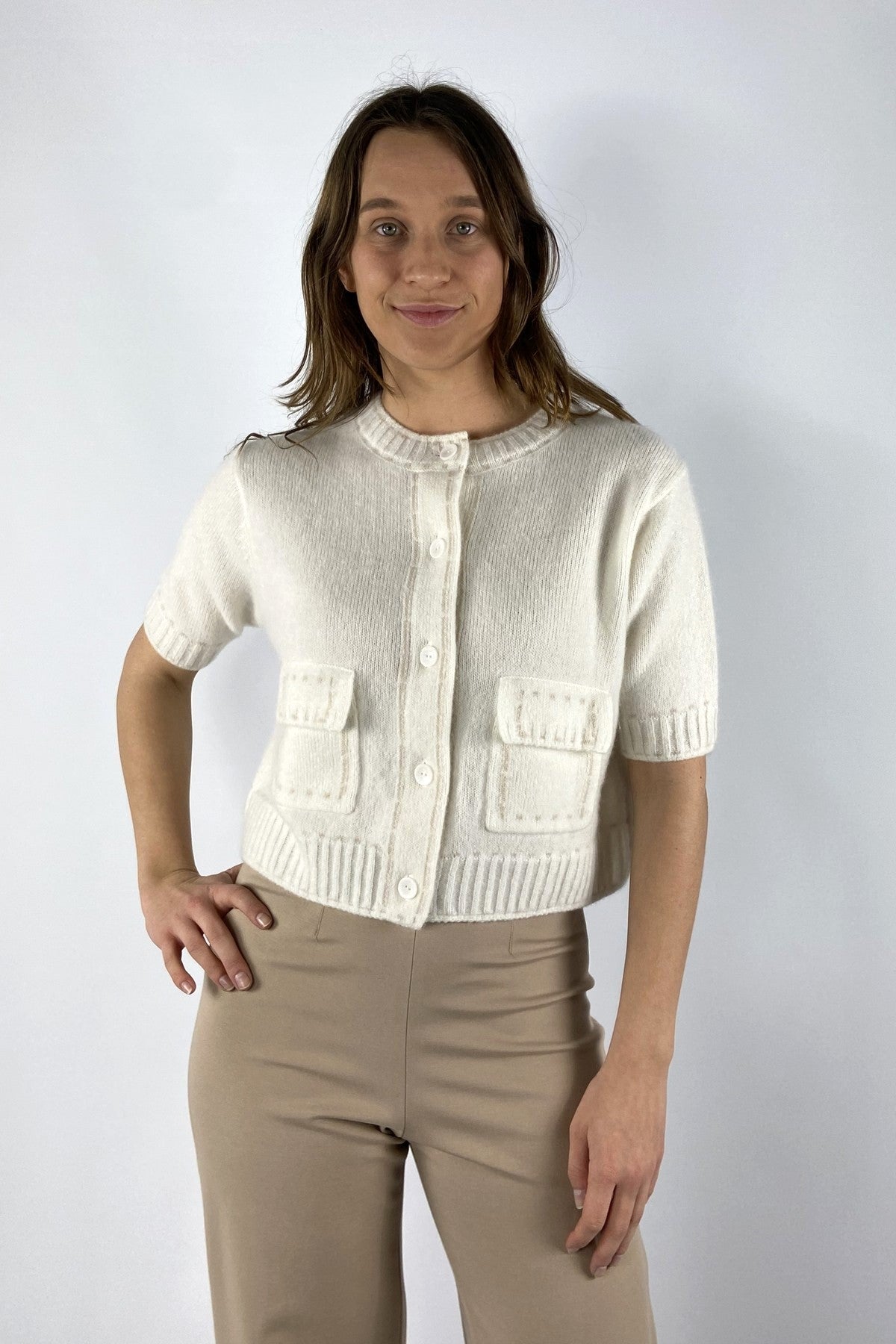 261C2552BI-17: Kort Hemisphere vestje in ecru kasjmier-katoen met halflange mouwen bij Nuance Boutique.