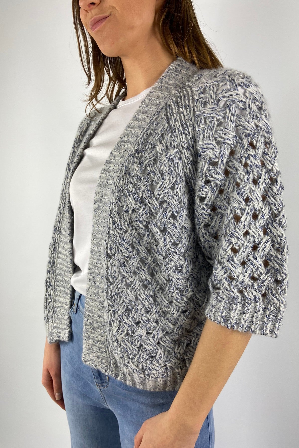 Detail van het semi-transparante lochstick-patroon en de pailletten van de Hemisphere cardigan.