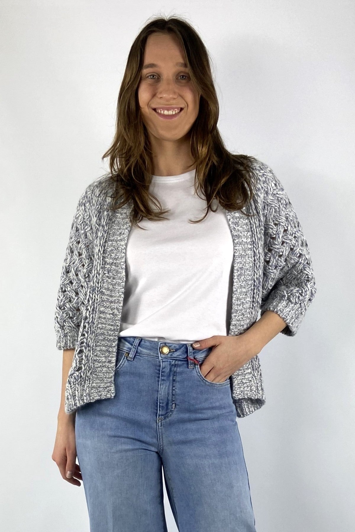 261C3SQ553 Hemisphere cardigan in grijsblauw katoen-kasjmier met vlechtbrei en pailletten bij Nuance Boutique.