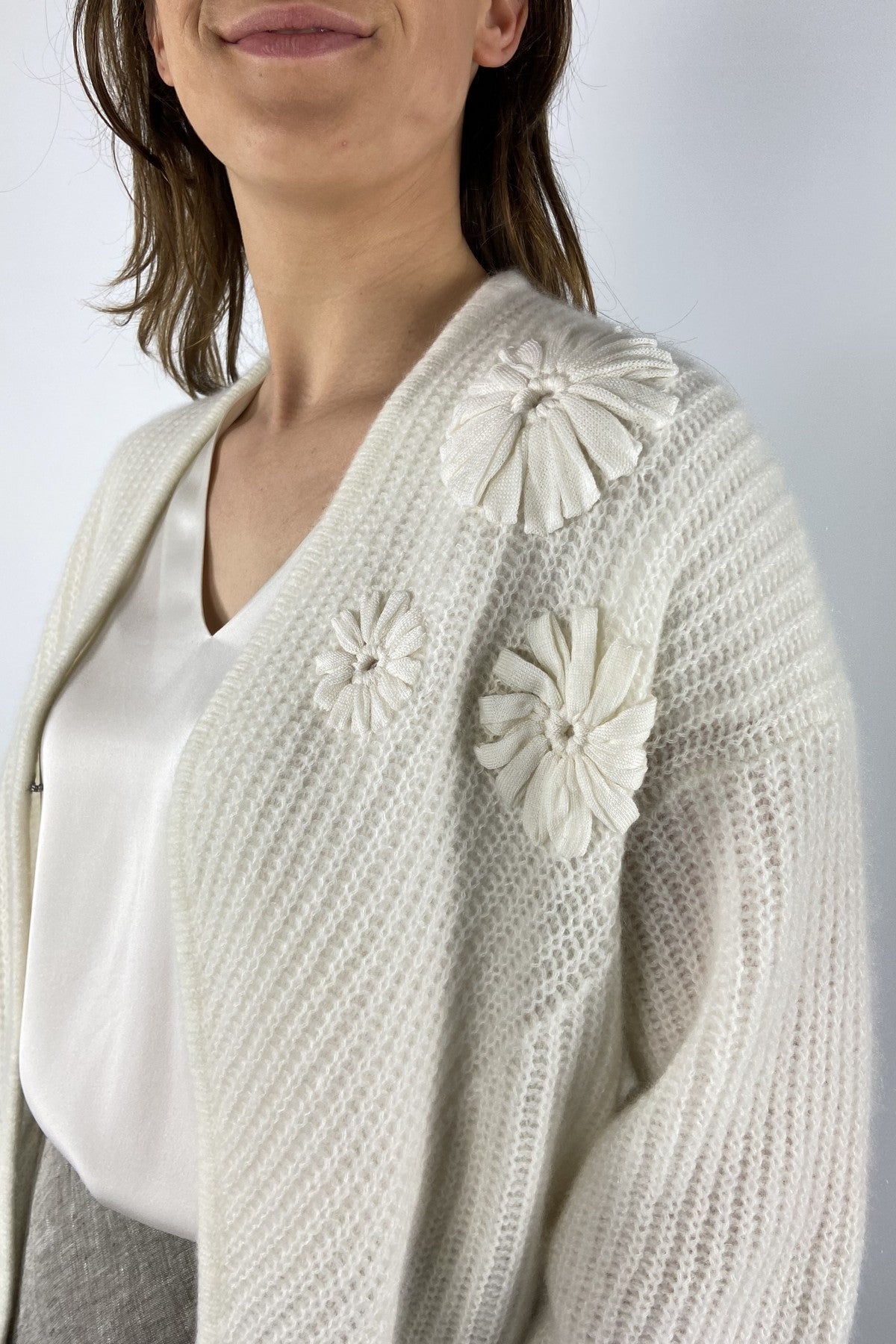 261C533FP-17: Detail van de 5gg ribstructuur en de opgenaaide bloemen op het Hemisphere vest.