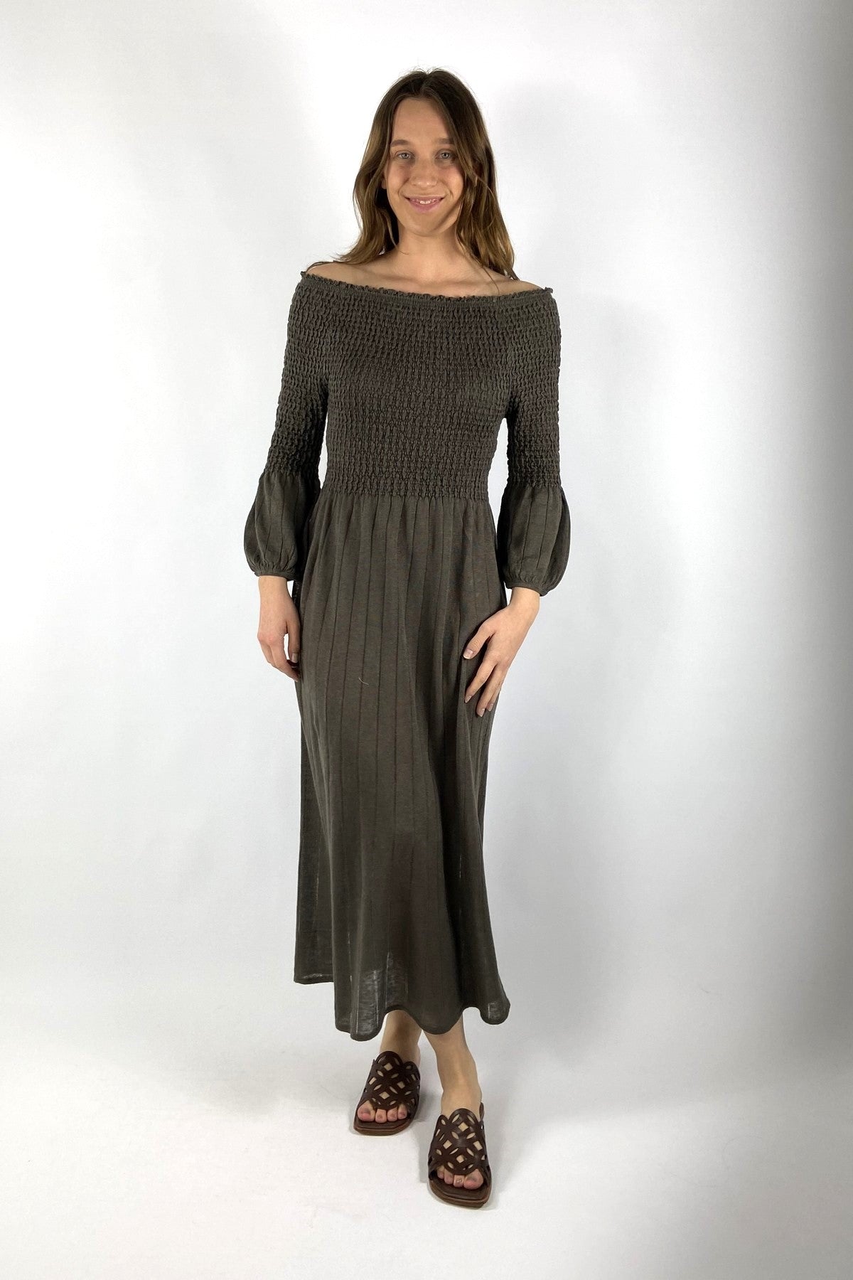 261X827-12: Hemisphere lange linnen jurk in chocolinea bruin met off-shoulder halslijn bij Nuance Boutique.