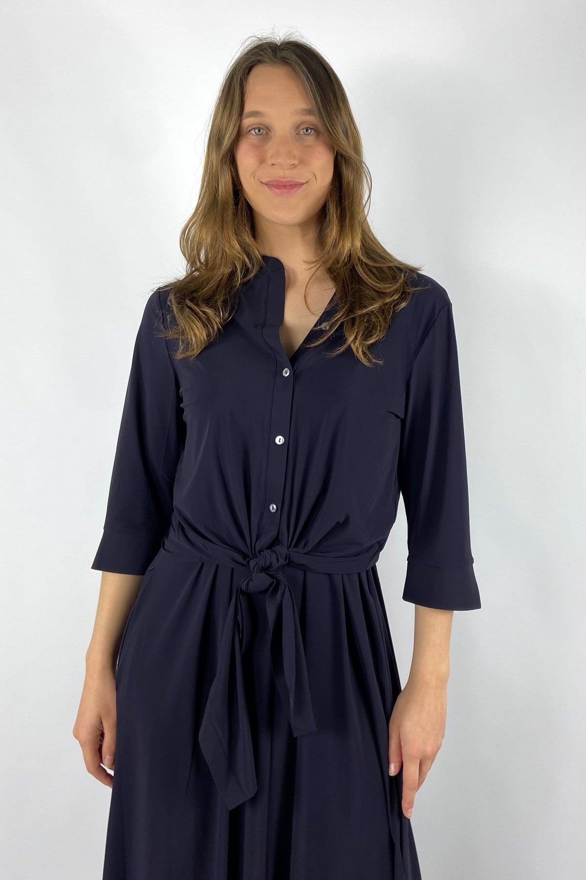 456L Nineto9 donkerblauwe shirtbloes met 3/4 mouwen en strikdetail onderaan van travel-kwaliteit.