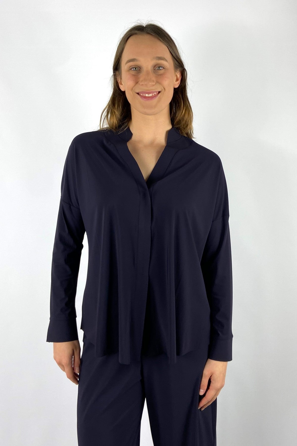 599L Nineto9 navy shirtblouse in lichte A-lijn met verdoken knoopsluiting en opstaand kraagje van travel-kwaliteit.