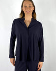 599L Nineto9 navy shirtblouse in lichte A-lijn met verdoken knoopsluiting en opstaand kraagje van travel-kwaliteit.