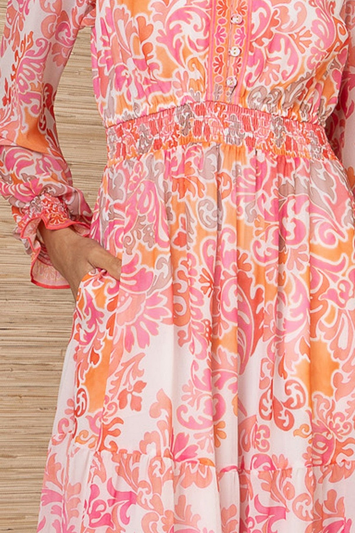 5ZLG660M: Detailopname van de gesmockte tailleband en knoopjes van de roze Hale Bob jurk.