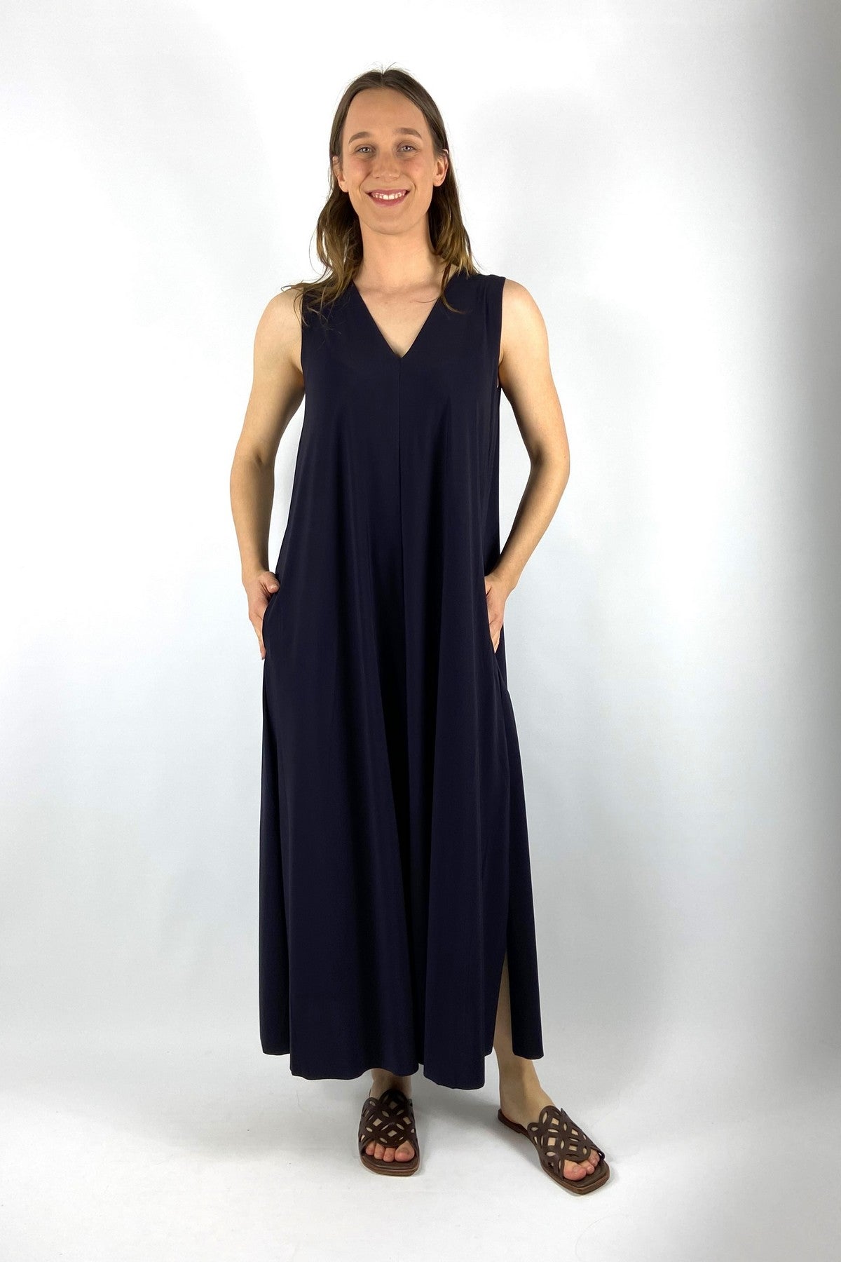 603L Nineto9 lange mouwloze donkerblauwe jurk met V-hals van kreukvrije travel-kwaliteit.