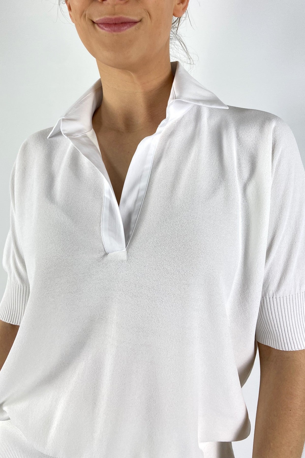 62002-1: Detail van de katoenen polokraag en de soepele viscose-stof van het D.Exterior shirt in kleur 1.