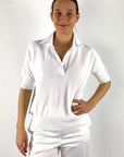 62002-1: Wit shirt van D.Exterior met polokraag, halflange mouwen en verfijnde ribgebreide afwerking.