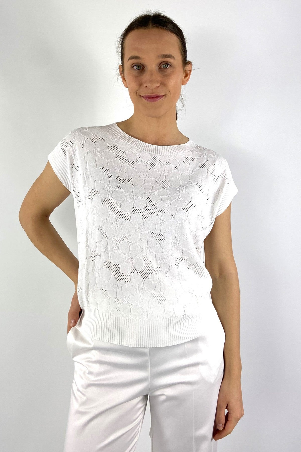 62056-1: Wit fijngebreid shirt van D.Exterior met een subtiel bloemenmotief en opengewerkt ajourwerk.