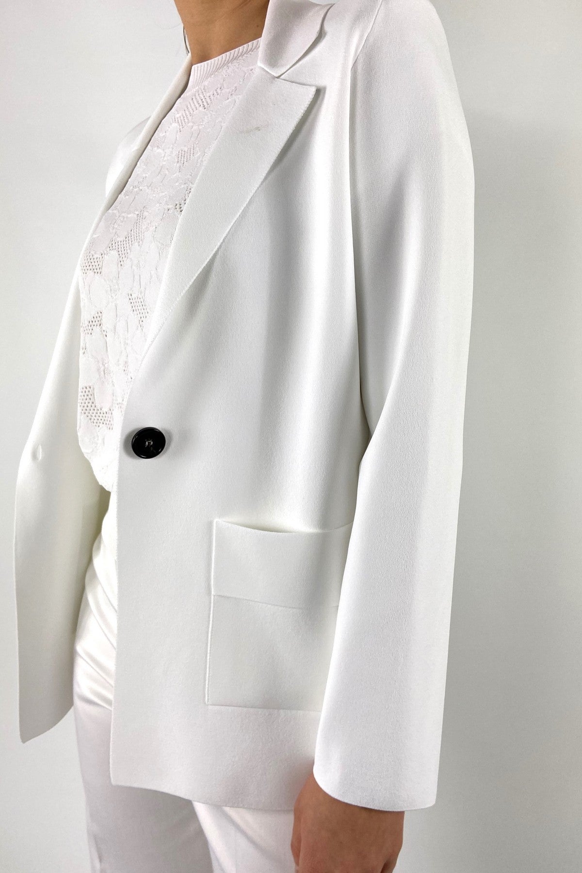 62103-1: Detail van de opgestikte zakken en de soepele stof van de witte D.Exterior damesblazer.