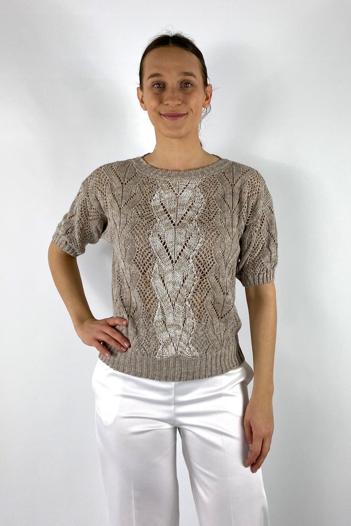 62311-8: Grijze linnen top van D.Exterior met een verfijnd kabelpatroon, ronde hals en halve mouwen.