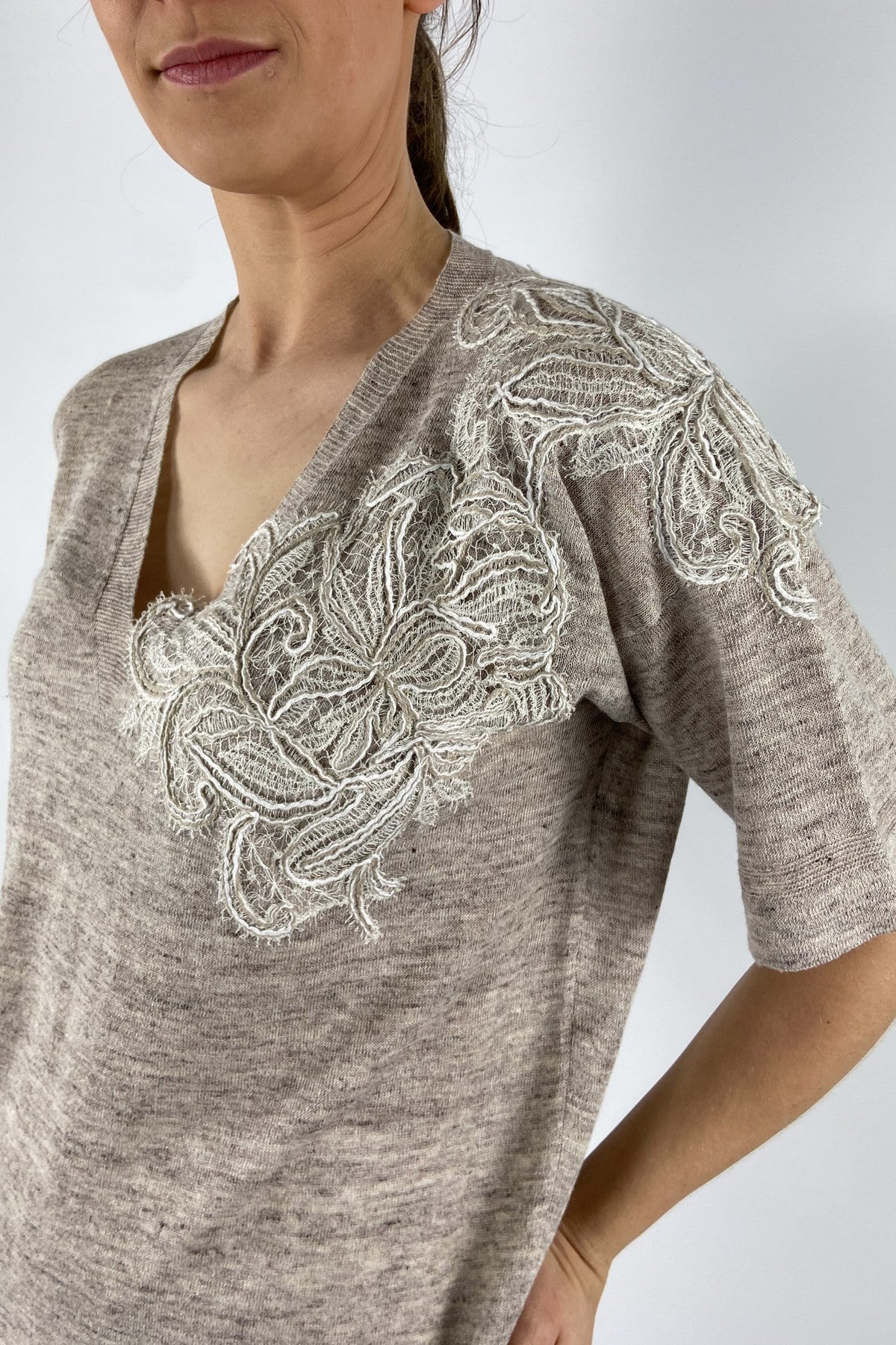 62318-8: Detail van de chiné linnenstructuur en de verfijnde kanten afwerking aan de halslijn van de D.Exterior top.