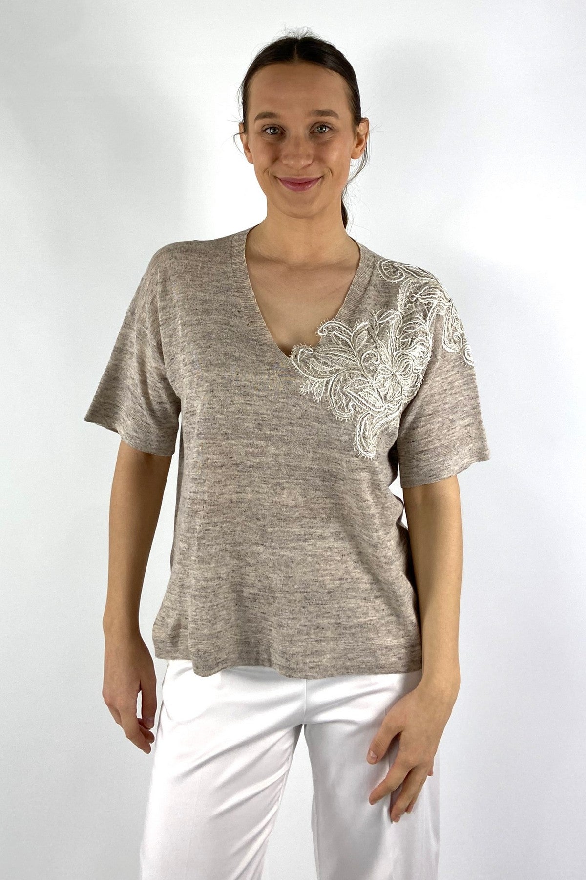 62318-8: Linnen shirt van D.Exterior in kleur Argilla met V-hals en een kanten applicatie op de schouder.