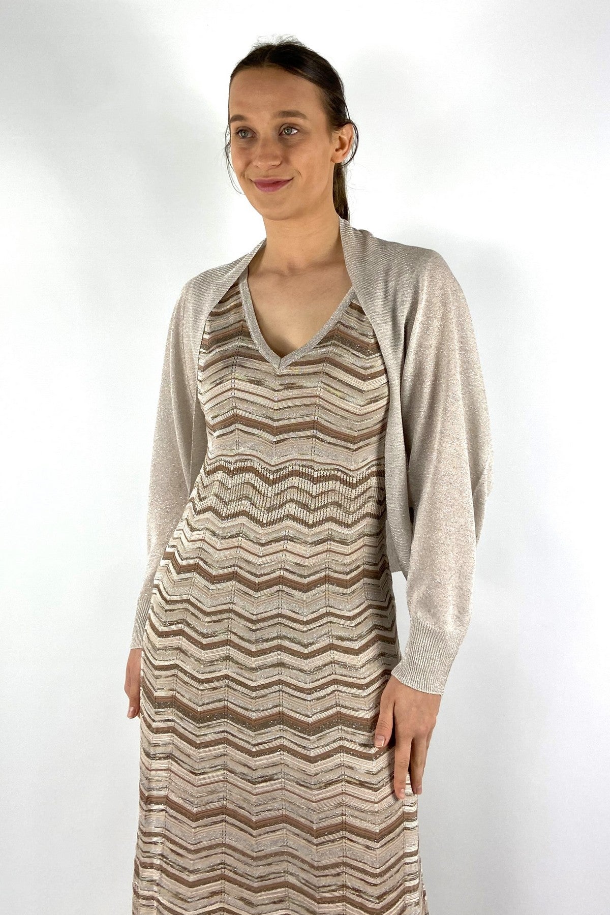 62350-5: Licht transparante en luchtige beige cape van D.Exterior met een subtiele glinstering.