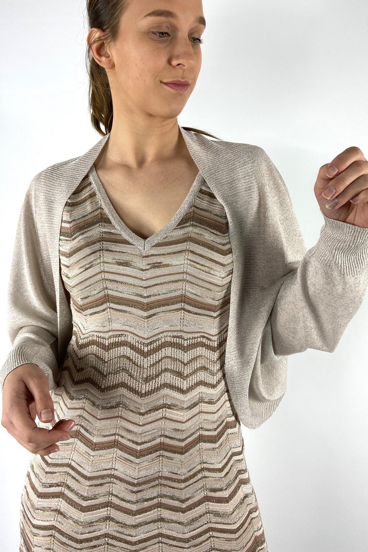 62350-5: Detail van de luchtige voile-stof en de glanzende draden van de korte D.Exterior schouderbedekking.