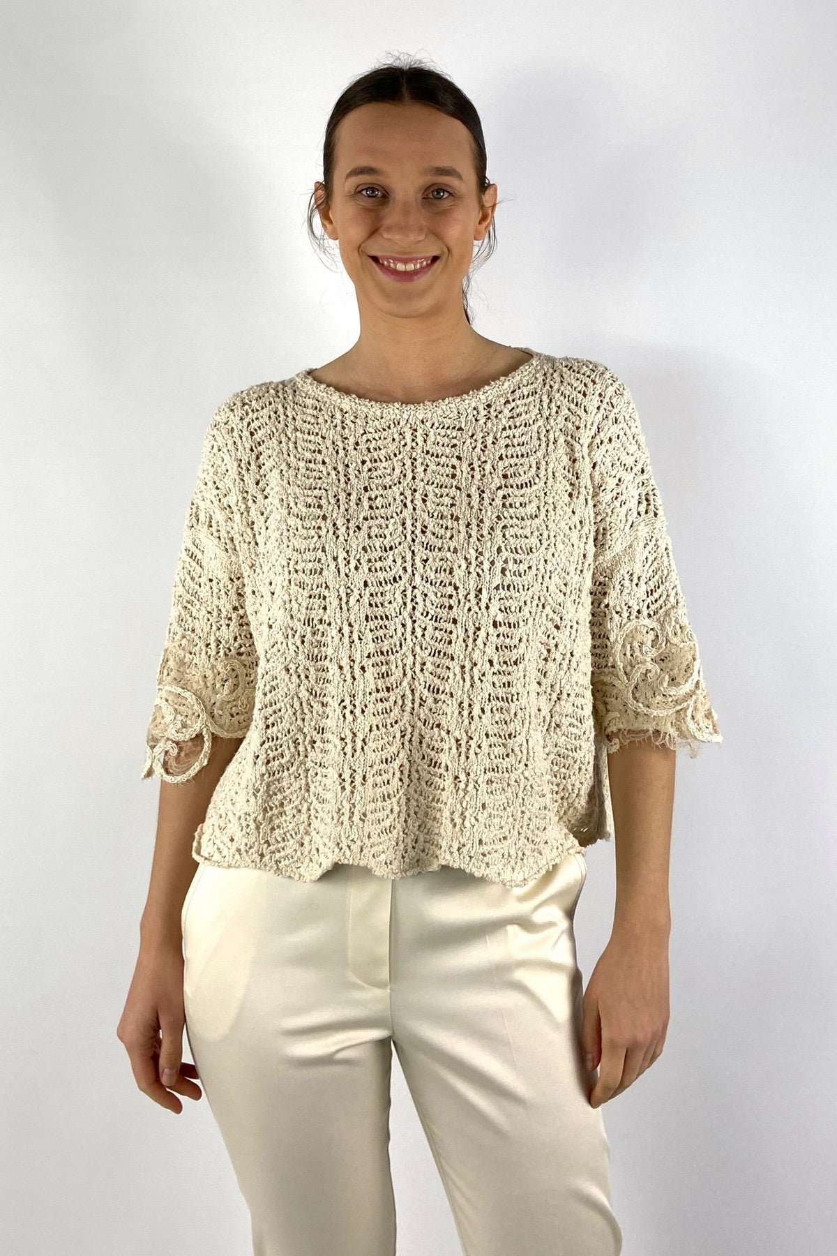 62491-3: Ivoorkleurige gehaakte pull van D.Exterior met macronodo sierbreiwerk en elegante kanten mouwen.