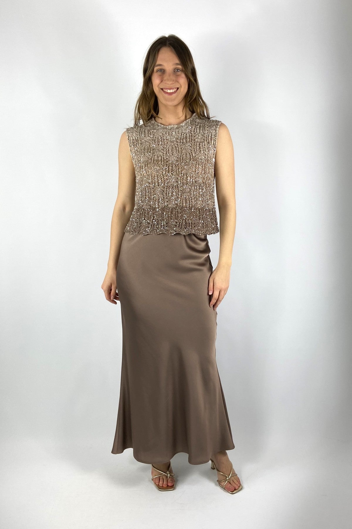 62662 6 D.Exterior lange satijnen rok mokka licht uitlopend model vooraanzicht