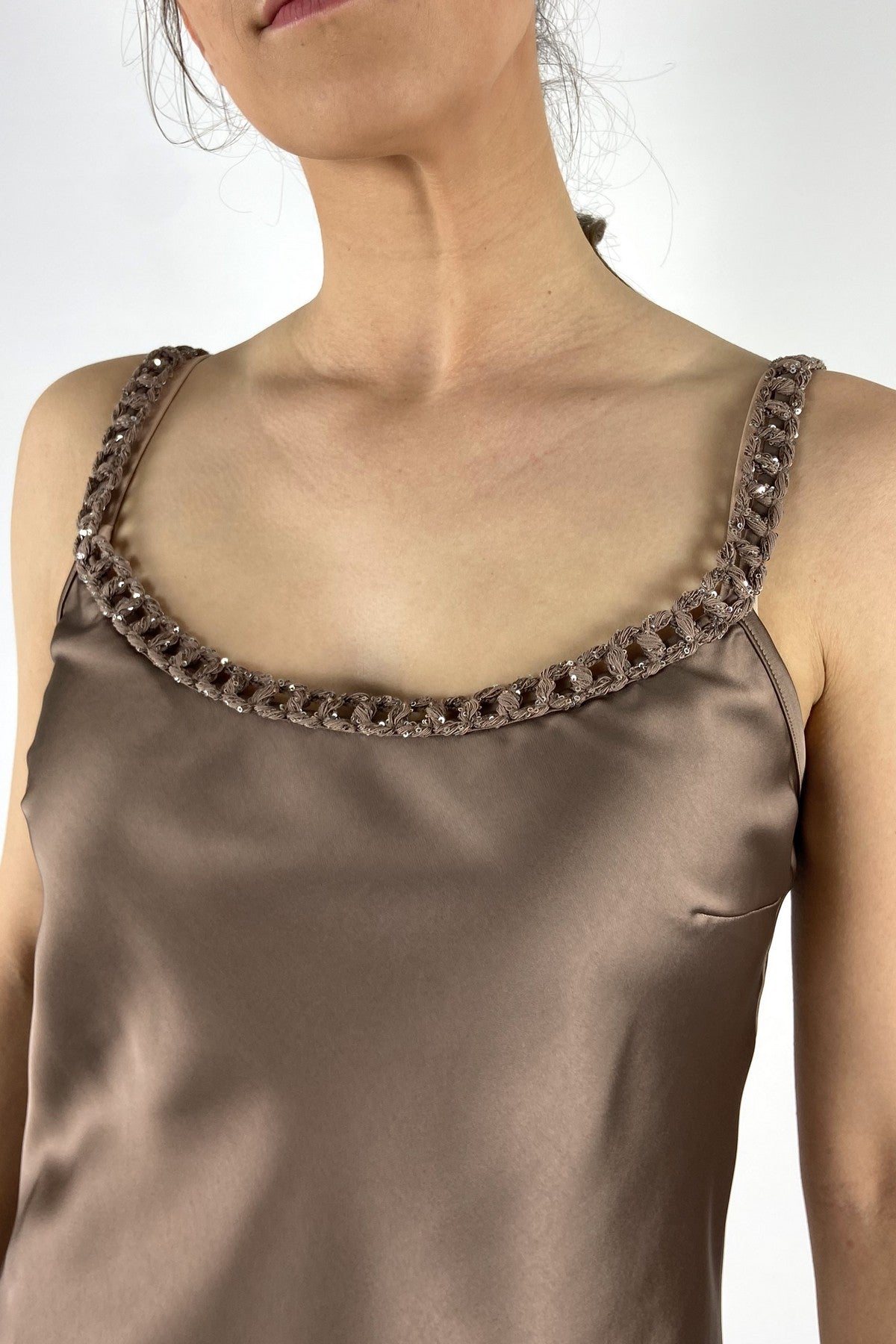 62666-6: Detail van het decoratieve vlechtwerk aan de halslijn van de satijnen D.Exterior top.