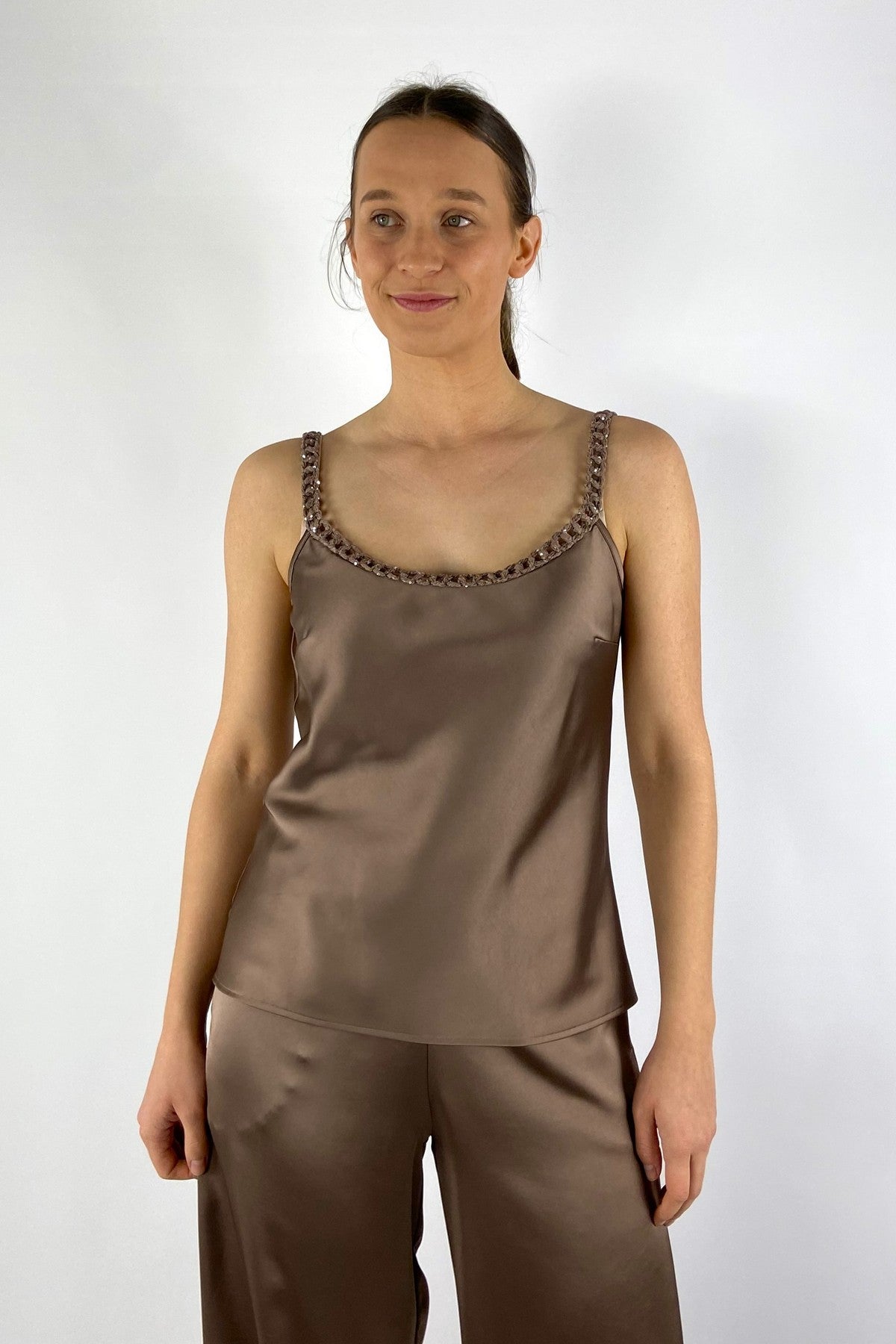 62666-6: Bruine satijnen damestop van D.Exterior in kleur Mocha met unieke gevlochten bandjes.