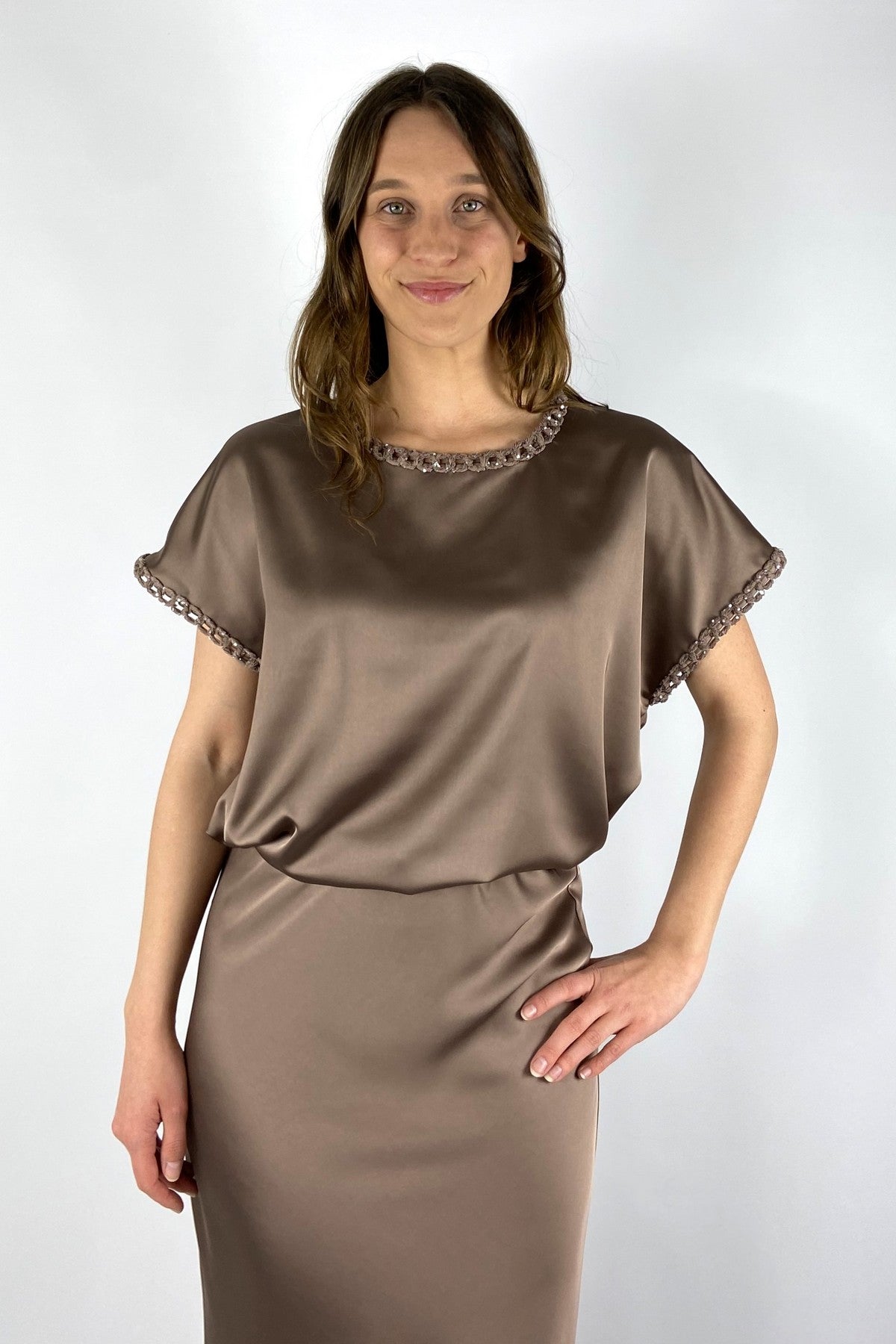 62668 6 D.Exterior satijnen shirt mokka met kapmouwen en decoratieve halslijn