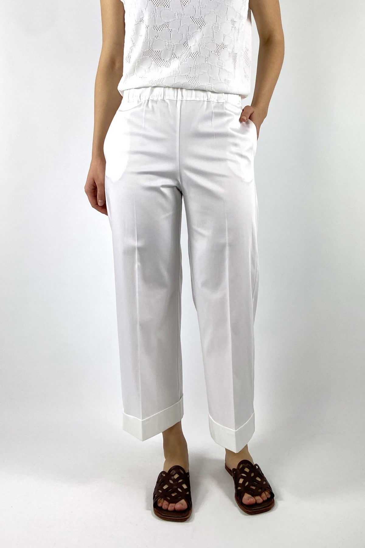 62791-1: Witte rechte broek van D.Exterior in gesatineerd katoen met een elegante omslag onderaan.